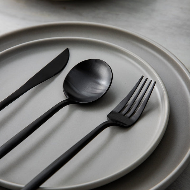 Gyldent bestiksæt i rustfrit stål med elegant minimalistisk design, ideel til moderne borddækninger.
