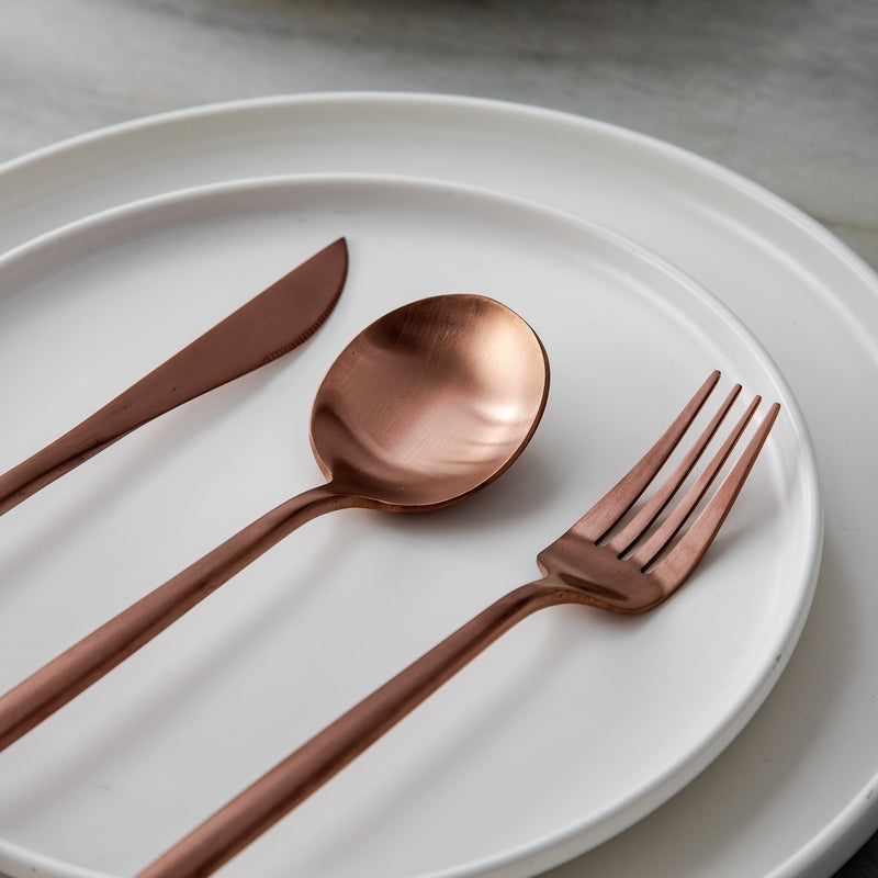 Gyldent bestiksæt i rustfrit stål med elegant minimalistisk design, ideel til moderne borddækninger.