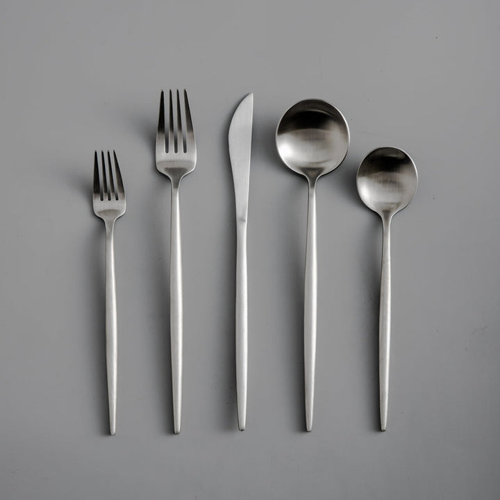 Gyldent bestiksæt i rustfrit stål med elegant minimalistisk design, ideel til moderne borddækninger.