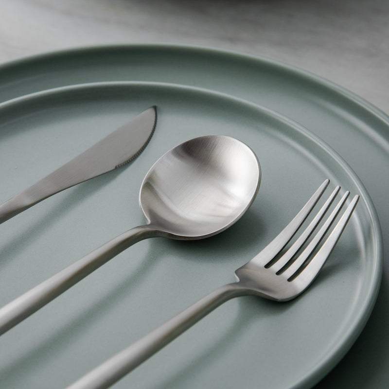 Gyldent bestiksæt i rustfrit stål med elegant minimalistisk design, ideel til moderne borddækninger.