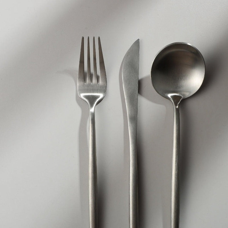 "Goldenes Edelstahl-Besteckset mit elegantem minimalistischen Design, ideal für moderne Tischdekorationen."