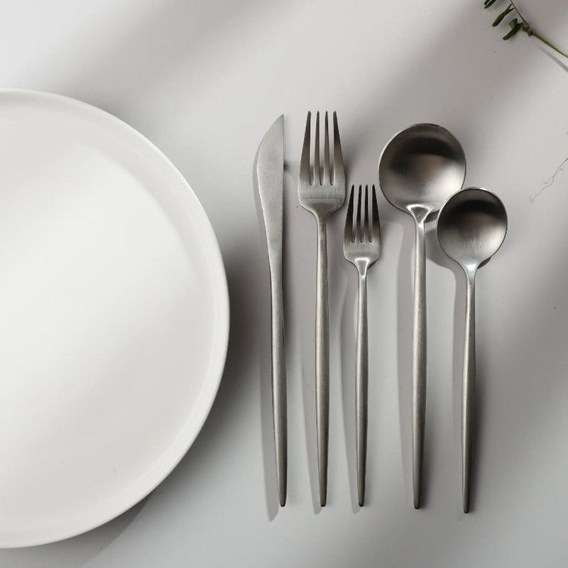 "Goldenes Edelstahl-Besteckset mit elegantem minimalistischen Design, ideal für moderne Tischdekorationen."