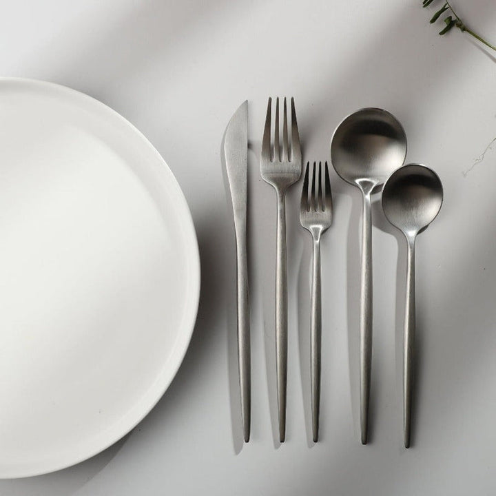 "Goldenes Edelstahl-Besteckset mit elegantem minimalistischen Design, ideal für moderne Tischdekorationen."