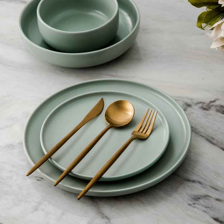 "Goldenes Edelstahl-Besteckset mit elegantem minimalistischen Design, ideal für moderne Tischdekorationen."