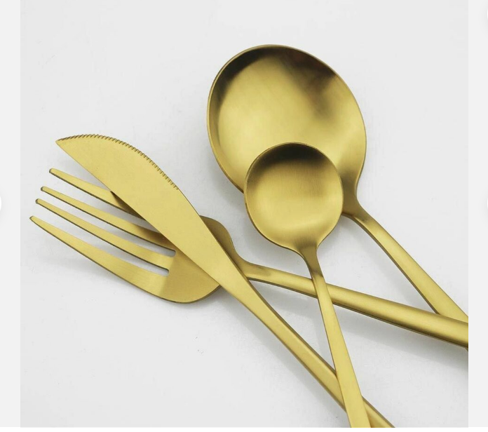 "Goldenes Edelstahl-Besteckset mit elegantem minimalistischen Design, ideal für moderne Tischdekorationen."