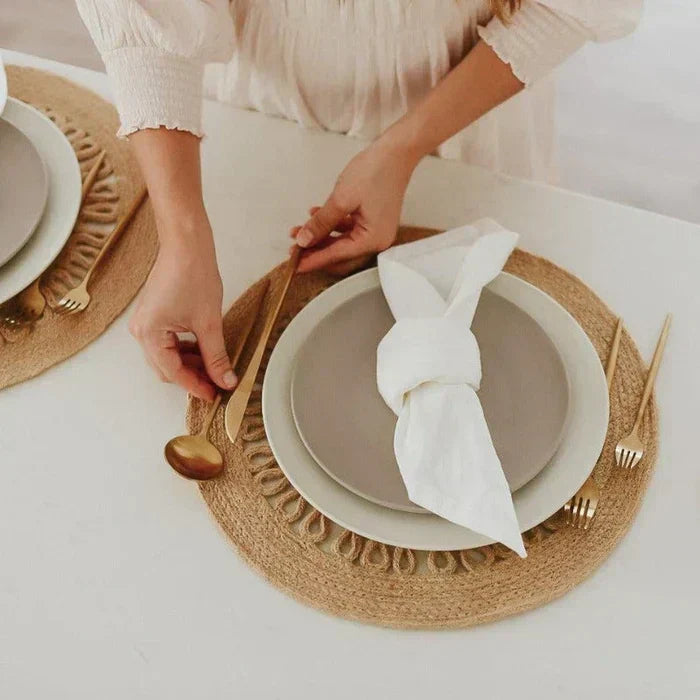 "Goldenes Edelstahl-Besteckset mit elegantem minimalistischen Design, ideal für moderne Tischdekorationen."