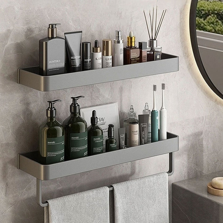 Moderne badeværelseshylde i grå, pladsbesparende design. Optimal til opbevaring af toiletartikler.
