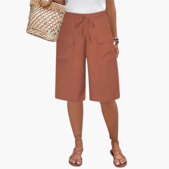 Brune kvinders casual shorts med elastisk talje, justerbar snor og praktiske frontlommer til sommer.