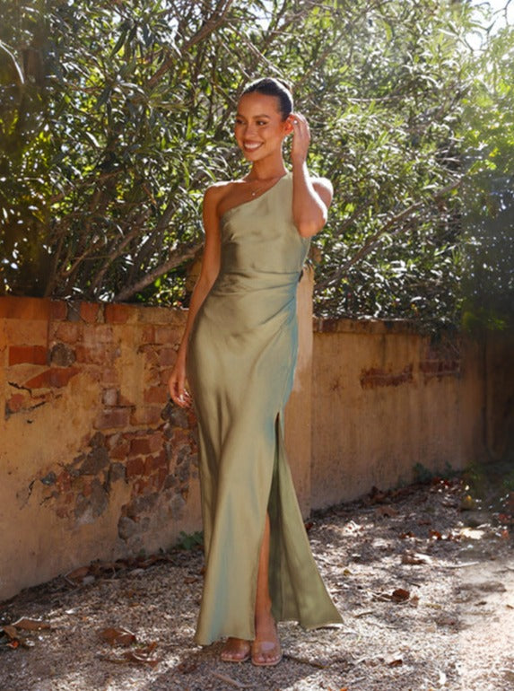 Stilfuld dame one-shoulder maxikjole i grøn, ideel som lang sommer- eller festkjole.