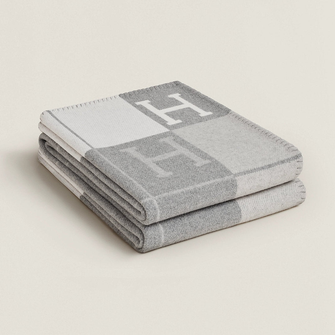 Høj kvalitet uld cashmere tæppe. Slidstærkt og blødt hjemmetekstil for varig luksus.