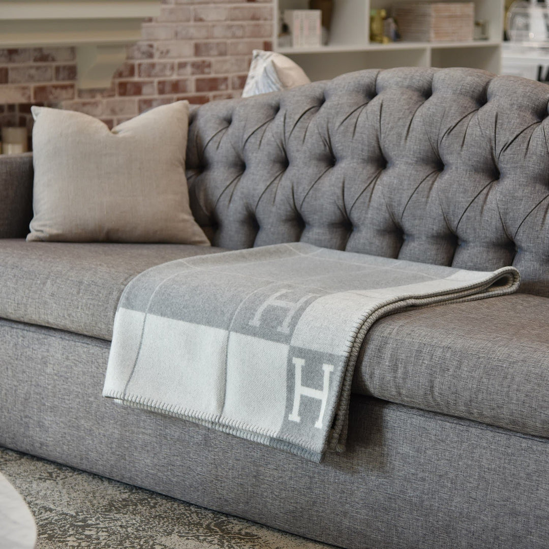 Blødt uld cashmere tæppe i luksuriøs kvalitet. Perfekt til hygge og indretning af hjemmet.