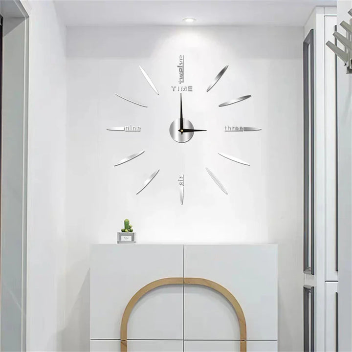 Stort akryl vægur med spejleffekt, moderne design, glatte overflader og rene linjer til stueindretning.