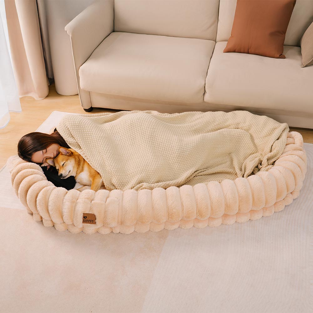 Ortopædisk stor menneske-hundeseng i blød beige med bløde bolstere for maksimal komfort og støtte