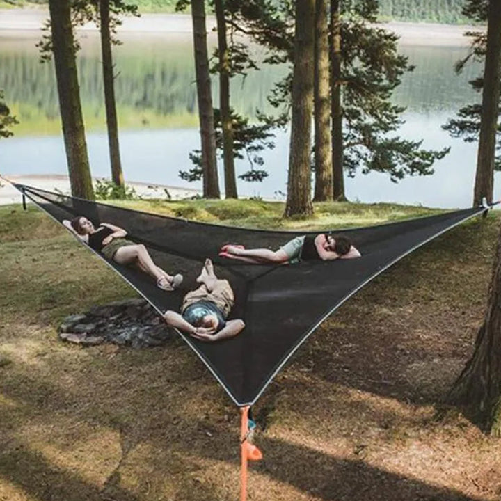 Rummelig grøn flerpersoners hængekøje i skoven til camping og familieeventyr, perfekt til naturoplevelser.