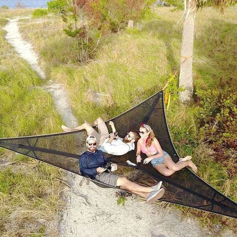 Rummelig grøn flerpersoners hængekøje i skoven til camping og familieeventyr, perfekt til naturoplevelser.