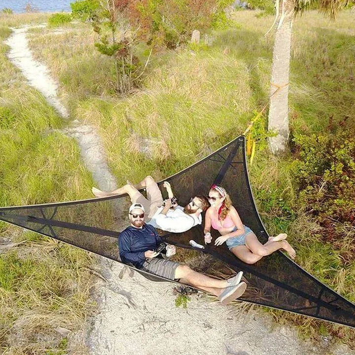 Rummelig grøn flerpersoners hængekøje i skoven til camping og familieeventyr, perfekt til naturoplevelser.