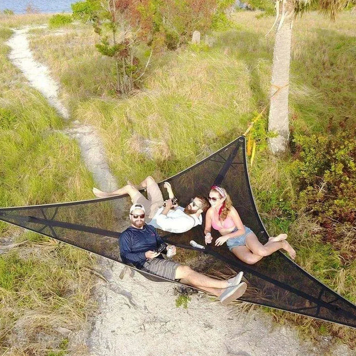 Rummelig grøn flerpersoners hængekøje i skoven til camping og familieeventyr, perfekt til naturoplevelser.