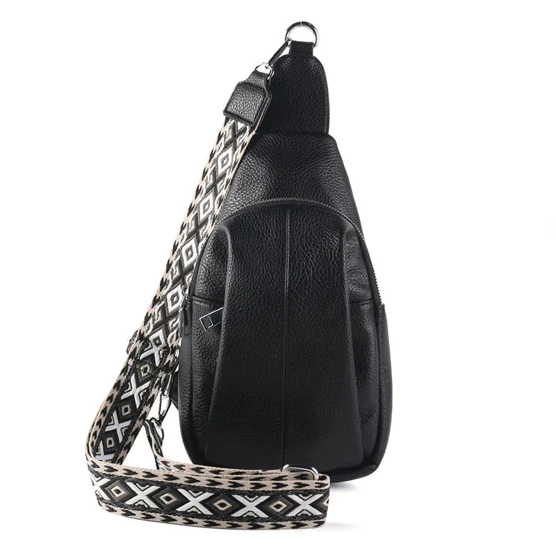 Lækker dame crossbody taske i ægte læder med geometriske detaljer. Perfekt som gaveidé.