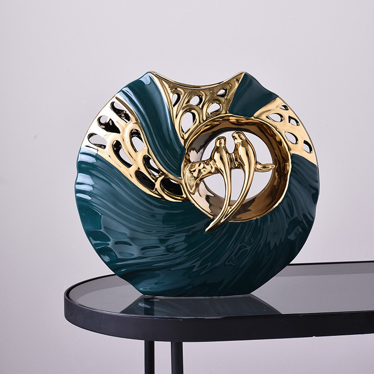 Guld & smaragdgrønne love birds figurer. Romantisk, moderne boligindretning og dekoration til hjemmet.
