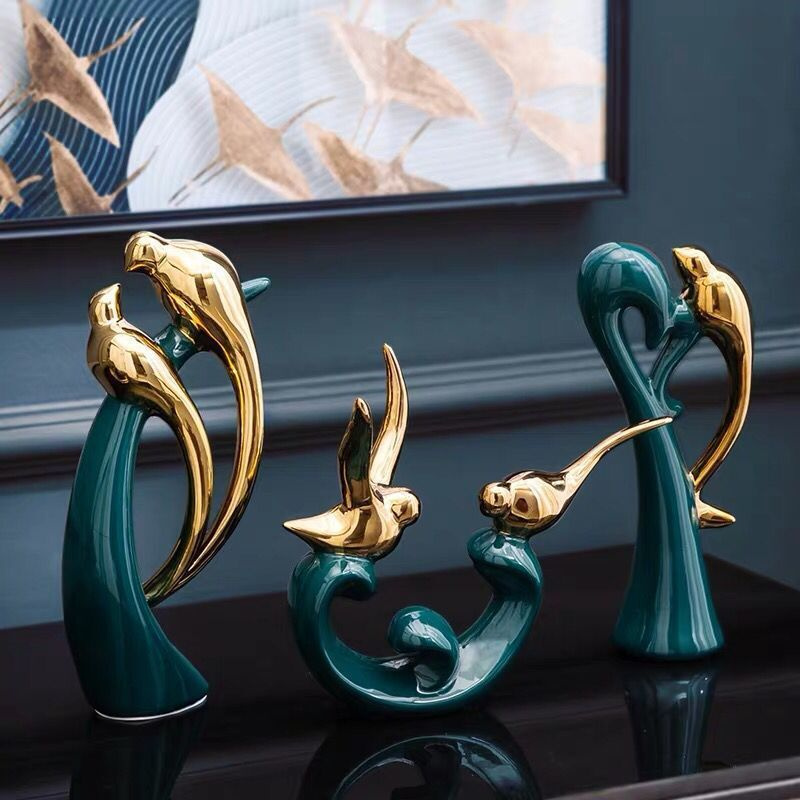 Håndlavede love birds dekorationer i skinnende guld og dyb smaragdgrøn. Elegant pyntegenstand til interiør.
