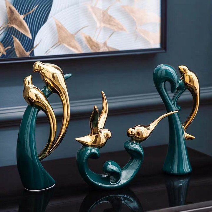 Håndlavede love birds dekorationer i skinnende guld og dyb smaragdgrøn. Elegant pyntegenstand til interiør.