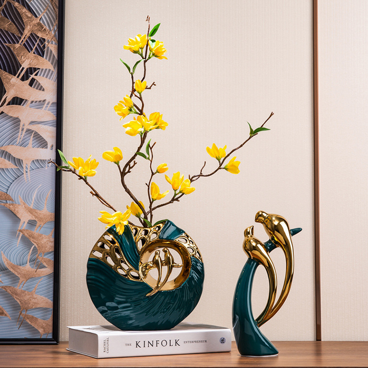 Elegante love birds figurer i guld og smaragdgrøn. Luksuriøs dekoration og boligkunst. Håndlavet interiør.