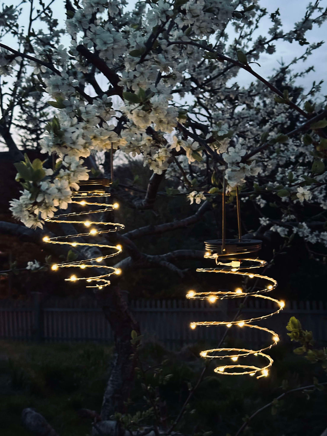 Dekorativ gylden metal solcelle lampe med spiral design til haven. Miljøvenlig LED lanterne skaber stemning.