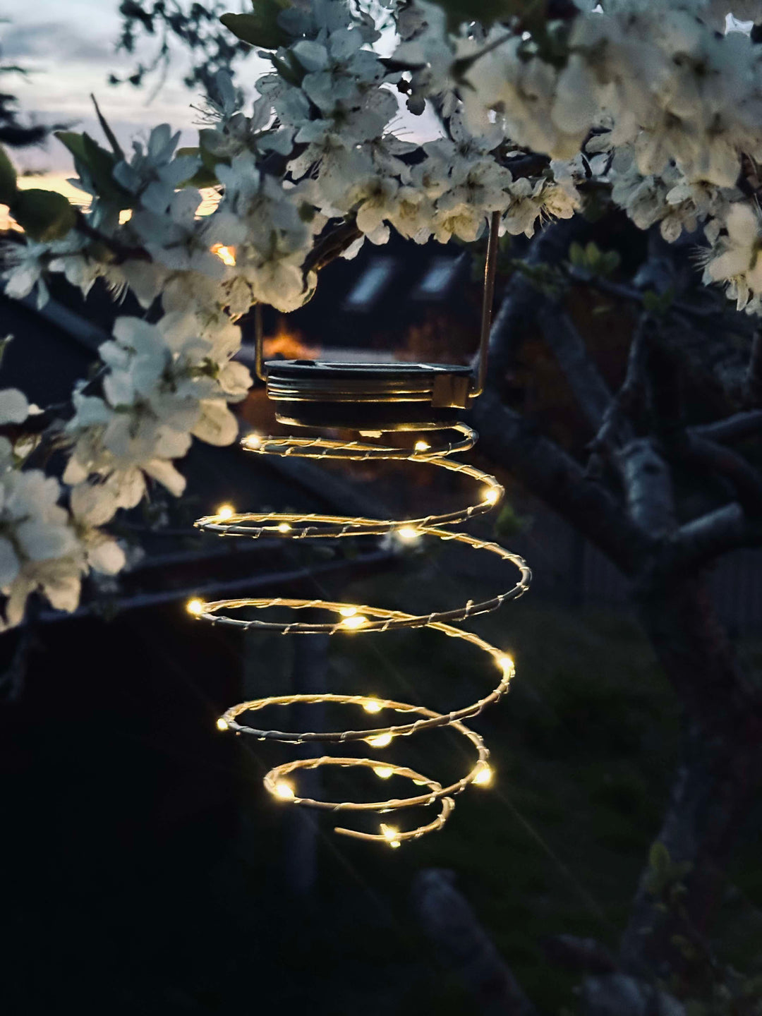 Elegant gylden spiral solcelle lampe til have og udendørs brug. Automatisk tænd/sluk og vejrbestandig LED belysning.