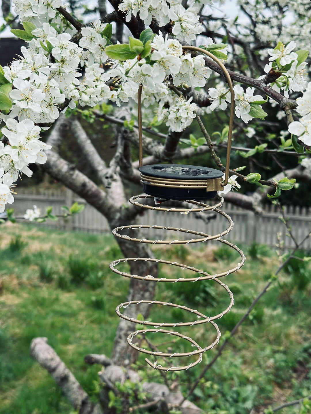 Gylden solcelle lampe til nem opsætning i haven. Denne spiral LED lanterne giver smuk og stemningsfuld udendørsbelysning.
