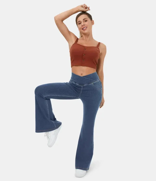 Detalje af højtaljet talje på trendy dame jeans, flatterende pasform med god komfort.