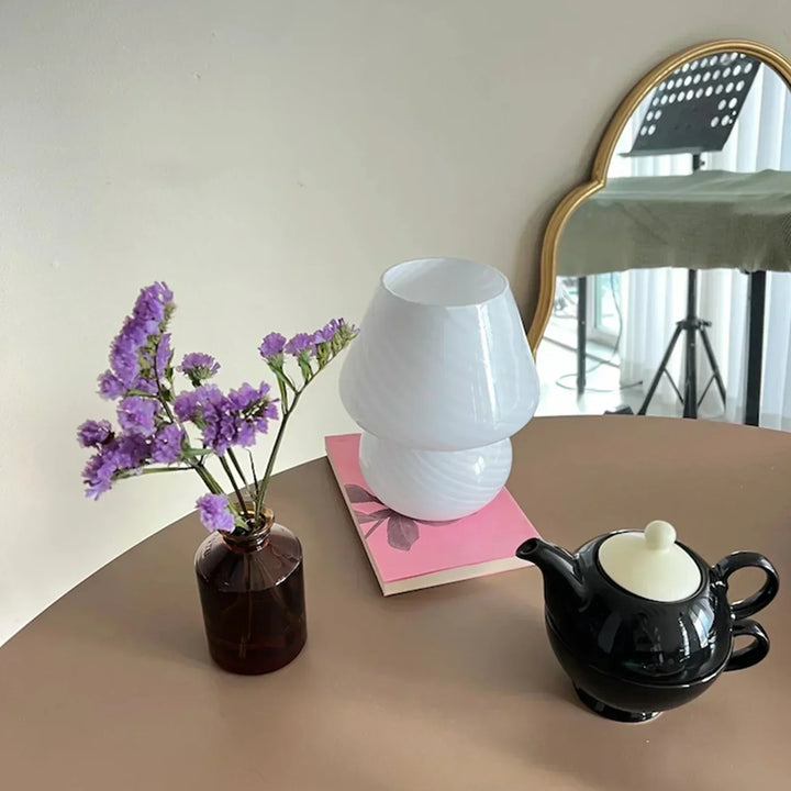Dekorativ håndlavet designlampe til bordet. Moderne, stilfuld og luksuriøs indretning og stemningslys.