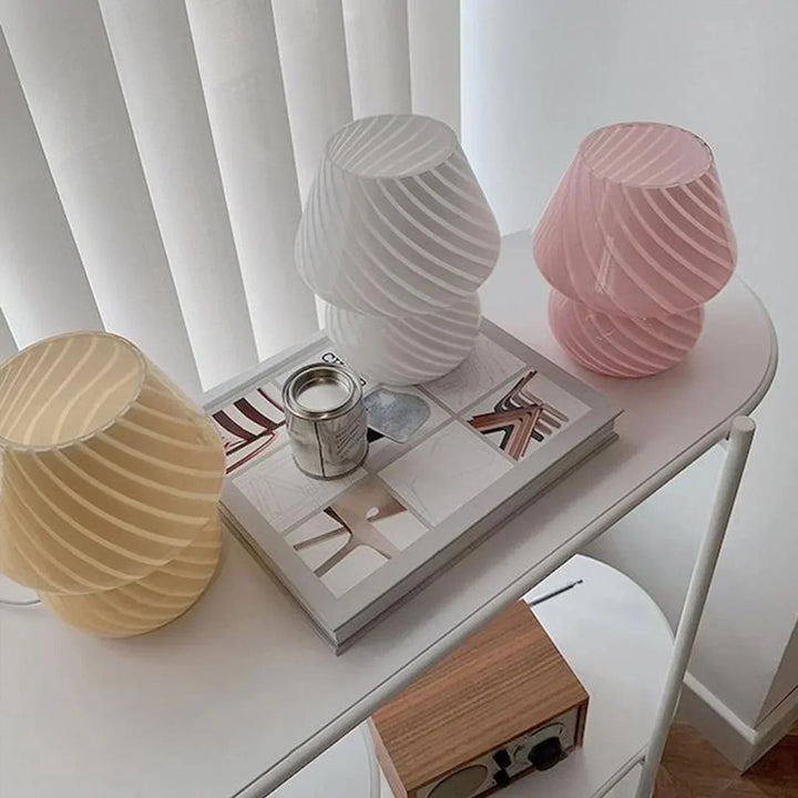 Unik håndlavet bordlampe med farverig glaseffekt. Tilføjer et luksuriøst touch til interiøret og boligindretningen.