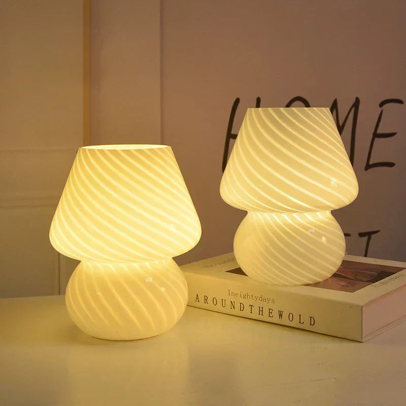 Stemningsfuld luksus bordlampe, håndlavet i Murano-stil. Ideel som natlampe eller dekorativ belysning.