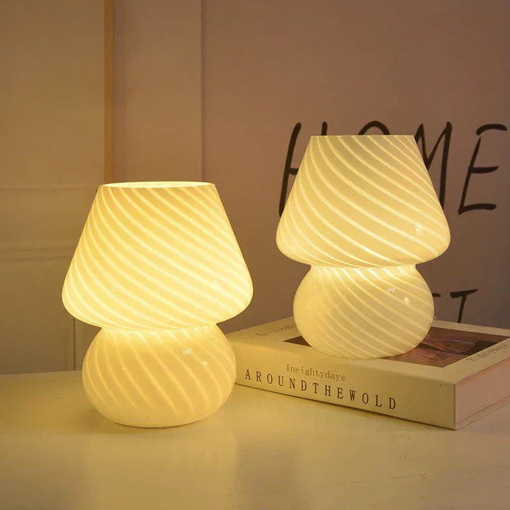 Stemningsfuld luksus bordlampe, håndlavet i Murano-stil. Ideel som natlampe eller dekorativ belysning.