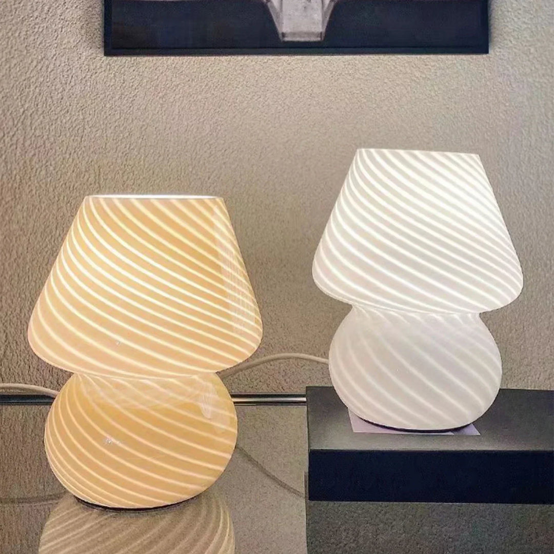 Stilfuld design bordlampe med varmt stemningslys. Håndlavet Murano-glas til moderne boligindretning.