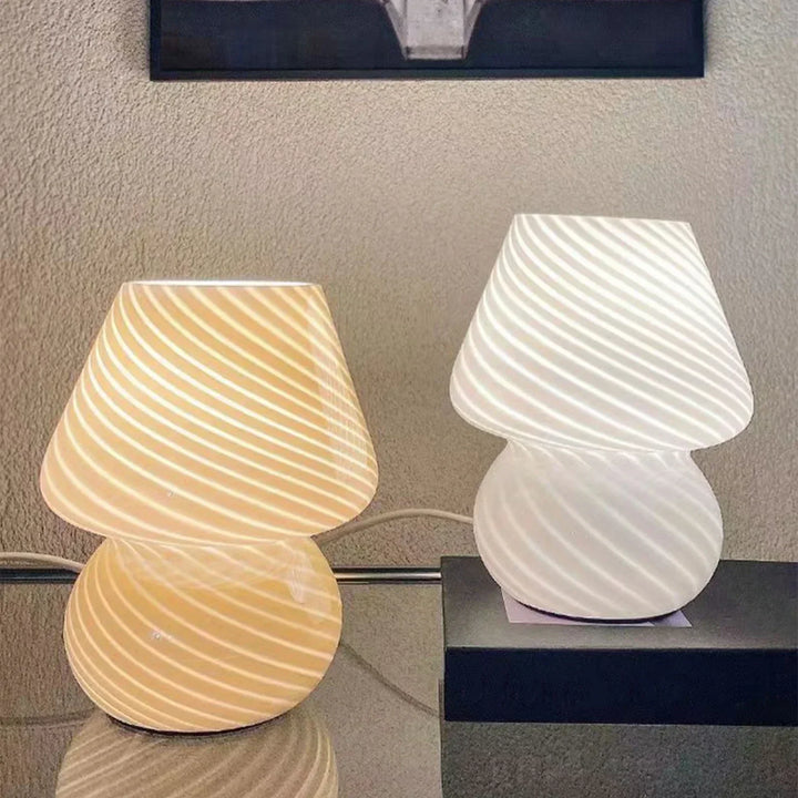 Stilfuld design bordlampe med varmt stemningslys. Håndlavet Murano-glas til moderne boligindretning.