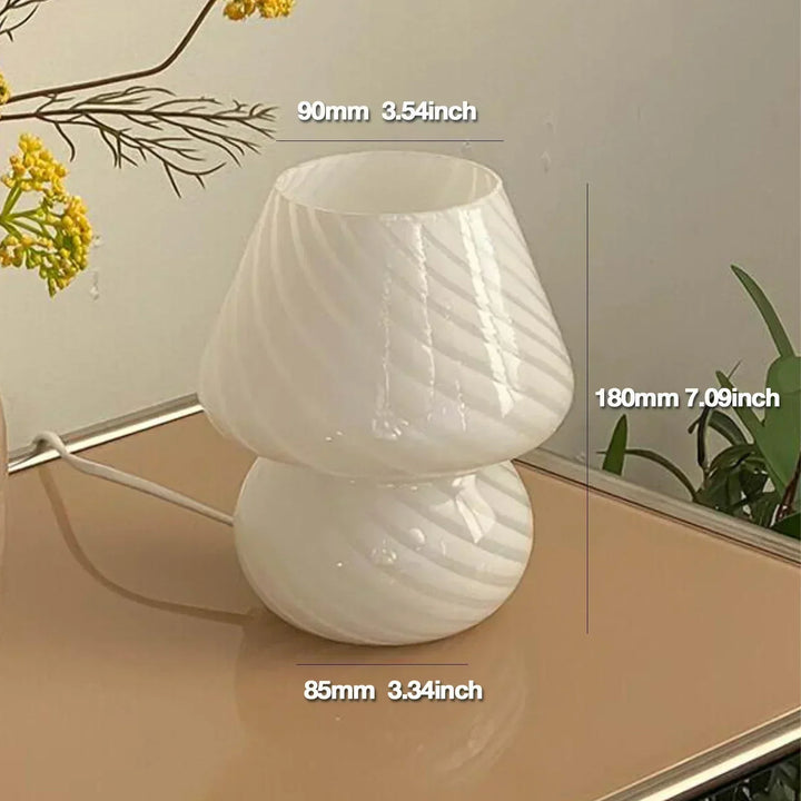 Farverig, håndlavet Murano-inspireret bordlampe. Moderne designlampe der løfter din indretning og interiør.
