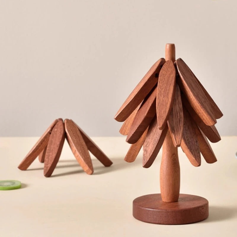 Elegant håndlavet træ grydeunderlag og matchende coasters. Naturlig bordbeskytter til din boligindretning.