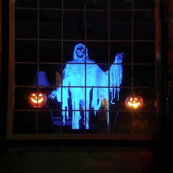 Indendørs Halloween projektor placeret foran et vindue, klar til at projicere uhyggelig vinduesdekoration.