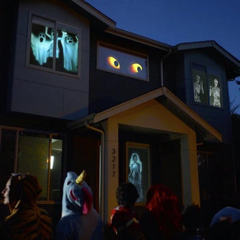 Halloween projektor med mørkt design, klar til at kaste uhyggelige spøgelsesbilleder og lysdekoration.