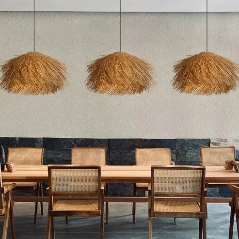 Håndlavet pendel lampe i vintage stil af rattan, med sort jern baldakin, til stuen eller spisebordet.