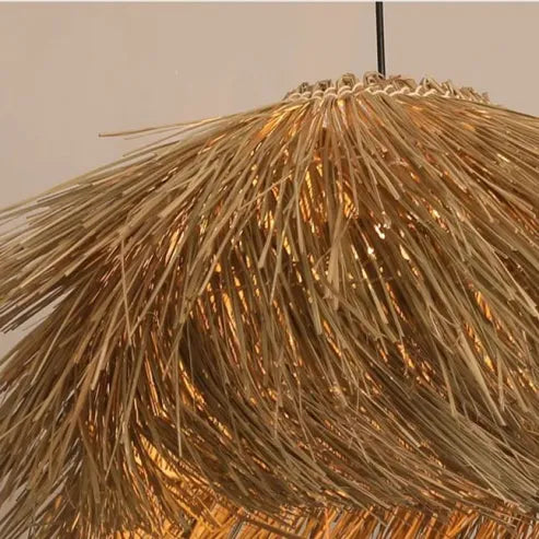 Håndlavet pendel lampe i vintage stil af rattan, med sort jern baldakin, til stuen eller spisebordet.
