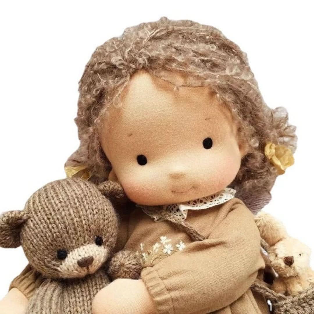 Håndlavet Waldorf-dukke, 30 cm, af naturmaterialer med brun kjole, ideel til fantasifuld børneleg.