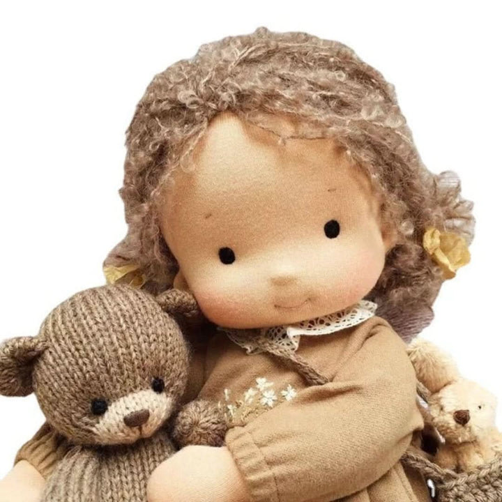 Håndlavet Waldorf-dukke, 30 cm, af naturmaterialer med brun kjole, ideel til fantasifuld børneleg.