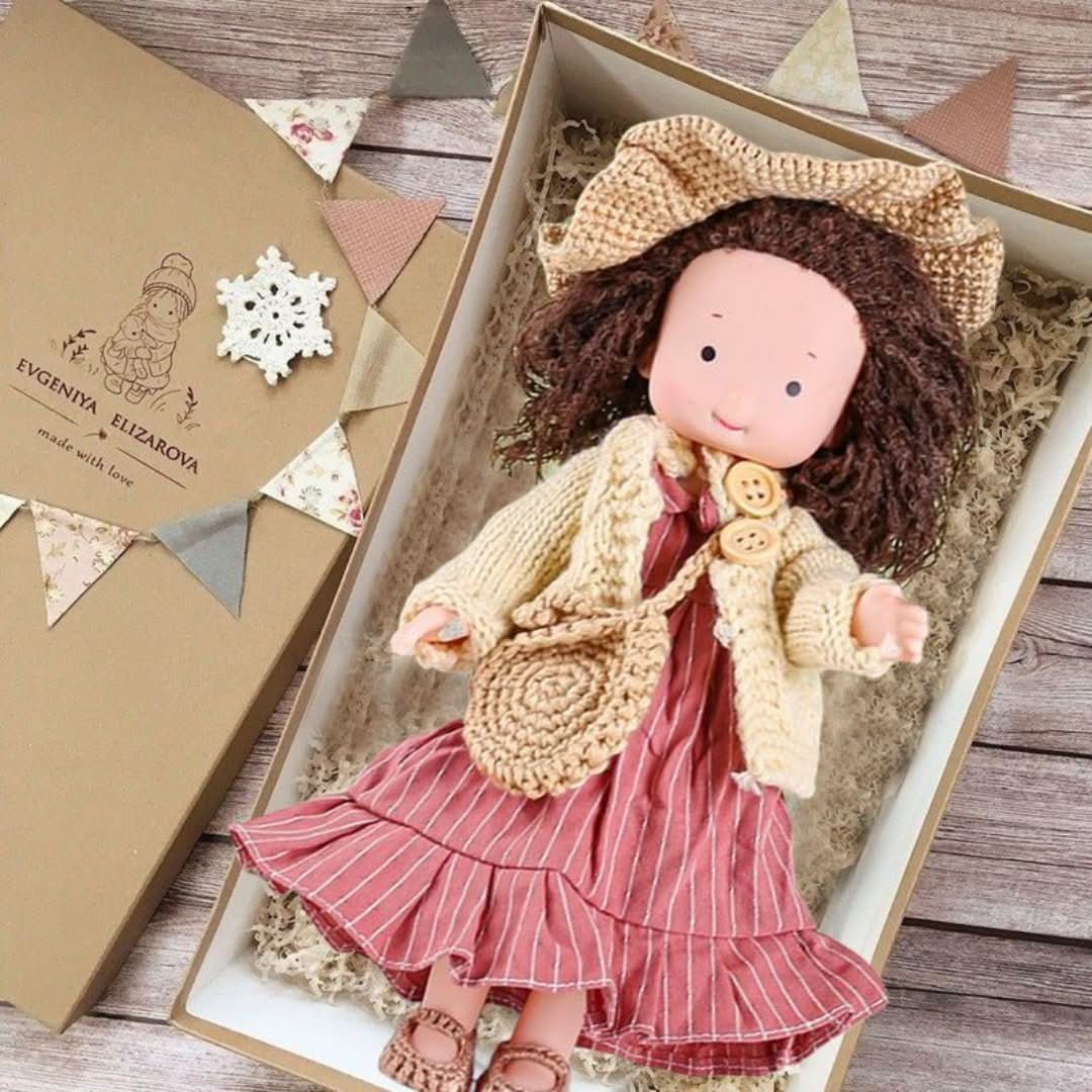 Håndlavet Waldorf-dukke, 30 cm, af naturmaterialer med brun kjole, ideel til fantasifuld børneleg.