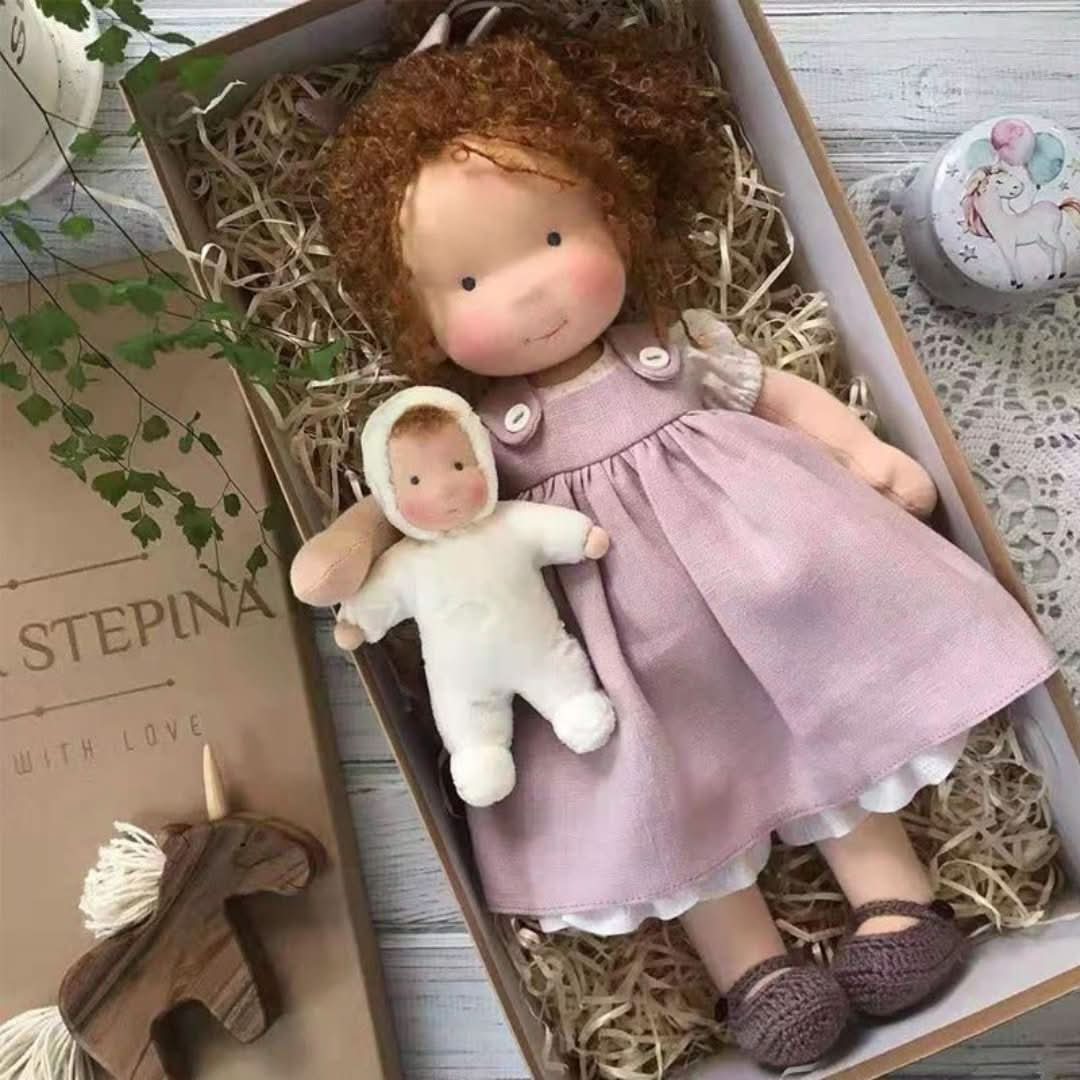 Håndlavet Waldorf-dukke, 30 cm, af naturmaterialer med brun kjole, ideel til fantasifuld børneleg.