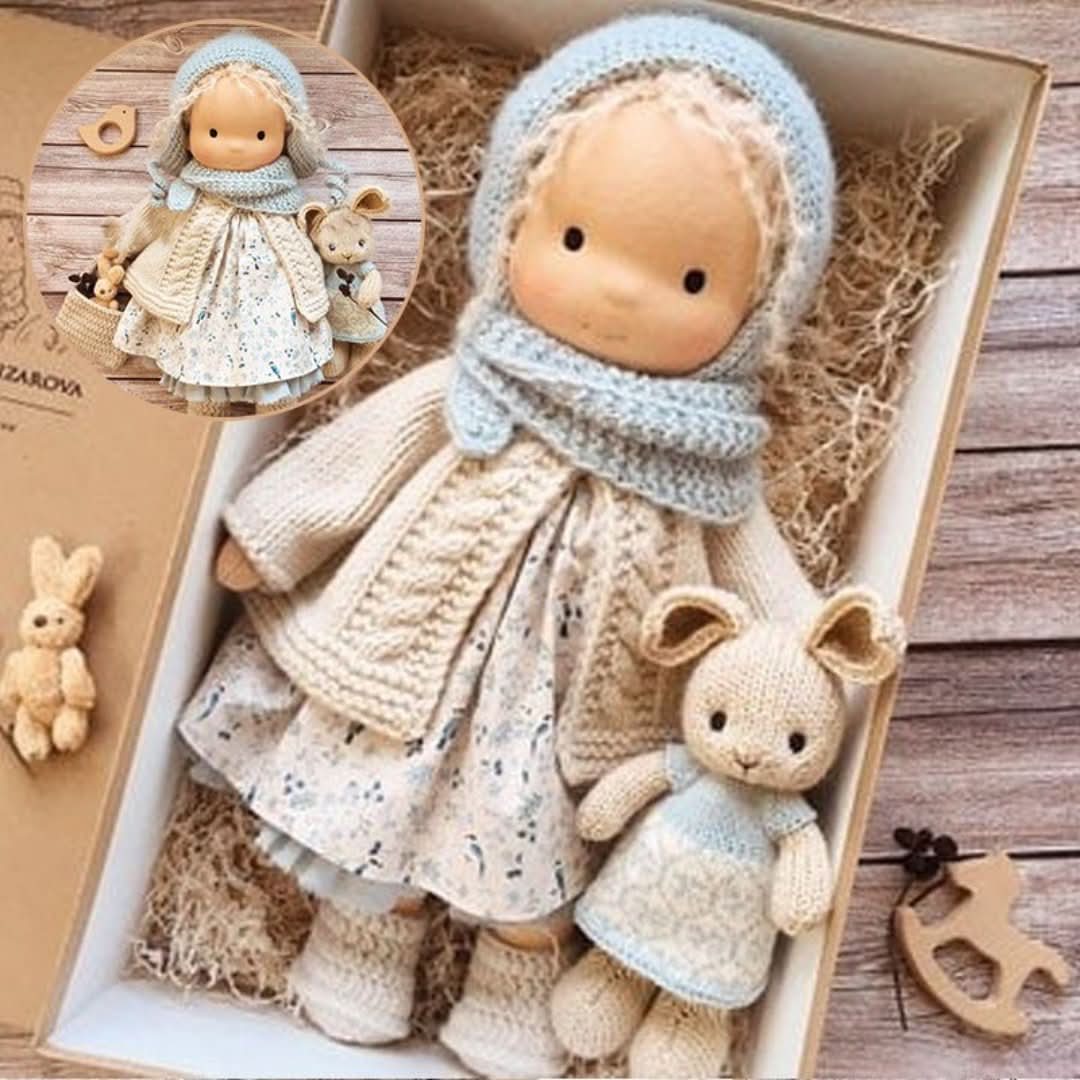 Håndlavet Waldorf-dukke, 30 cm, af naturmaterialer med brun kjole, ideel til fantasifuld børneleg.