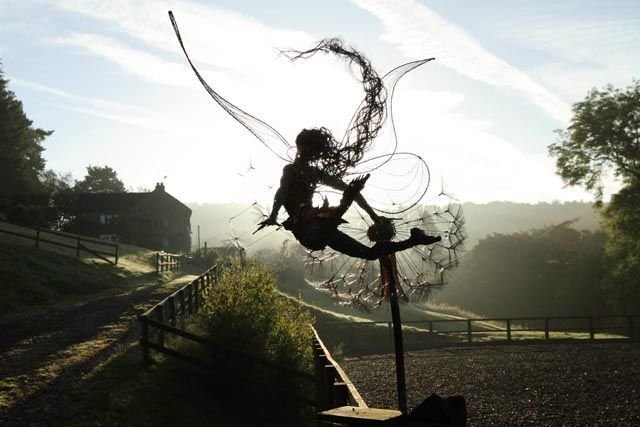 Håndlavede, vejrbestandige metalfigurer til haven, kunstfærdigt udformet, perfekte til fantasifulde dekorationer.