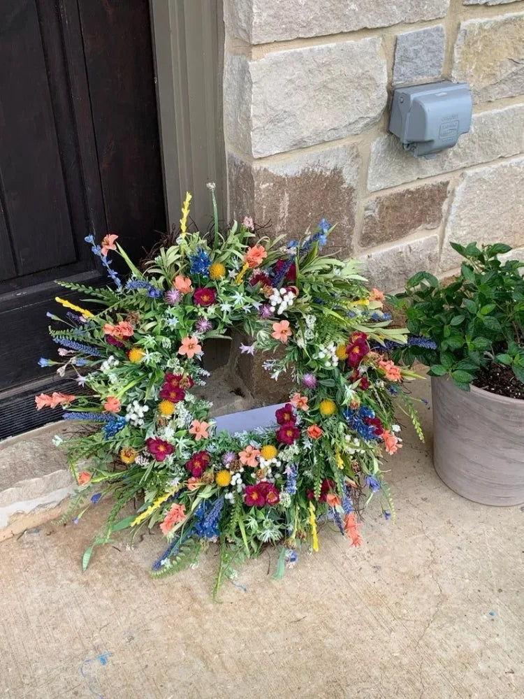 Håndlavet Texas vildblomsterkrans med levende farver, ideel til naturdekoration i hjem og have.