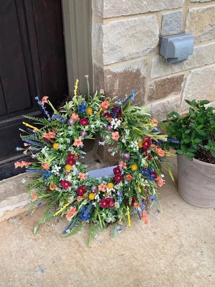 Håndlavet Texas vildblomsterkrans med levende farver, ideel til naturdekoration i hjem og have.